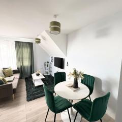 Elegant Retreat 6 Mins Drive from Ferry With Free Parking