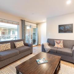 FABULOUS LOCATION Private Hot Tub, NO Car needed, Sleeps 8