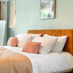 Spacious 6 Bed House in Waterlooville Portsmouth by Amber Stays, Perfect for Long Term Stays, Sleeps 14!