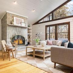 Half Moon by AvantStay 4BR Cabin w Large Deck Yard w Patio Outdoor Dining