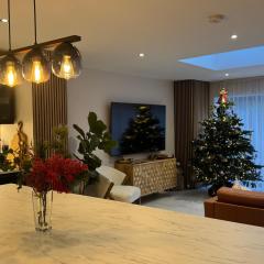 Modern Luxury Home with Spacious Garden close to Warner Bros Studio