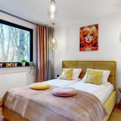 Old Town Chic Apartment With AC