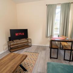 Carnglas Signature 5BR Stay with Parking