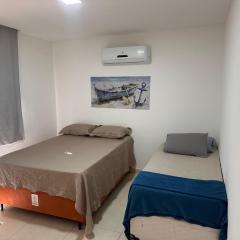 Suite numero 3 BEIRA MAR com ar condicionado , cozinha compartilhada e completa com Micro ondas air fryer forno elétrico fogão Geladeira freezer gelagua e cafeteria elétrica Tudo para vc se sentir em casa além de um Deck com churrasqueira vista mar