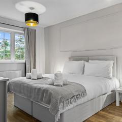 Spacious 5 Bed House in Reading by Amber Stays, Perfect for Business & Contractors, Sleeps 12!