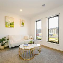 Open Plan Comfort Sunny Living BBQ in Backyard