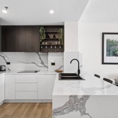 Stylish 2BR Retreat in Heart of Darling Harbour!