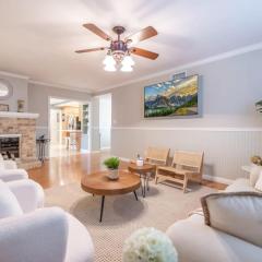 Marbella Lane - Charming 4BR Bungalo for Relaxing Retreat