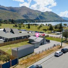 Central Wanaka Escape - Views of Lake and Mountains