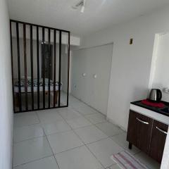 Kitnet a 1,6km da praia