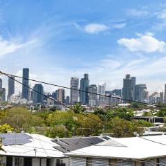 Pet Friendly Family Home In Brisbane - Relocations and Family Stays - Fast Internet - Parking - Netflix