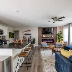 Modern Luxe 3B2B - Hot Tub - Game Room - EV Charger - Walk to Downtown LS