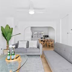 Beachfront Escape Broadbeach - 2BD, Pool, Sleeps 7