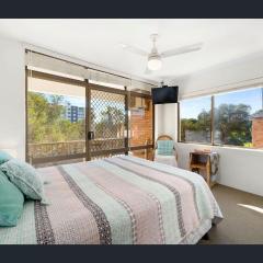 Resort style beachside elevated budget unrenovated - pool & spa Sandcastles 208