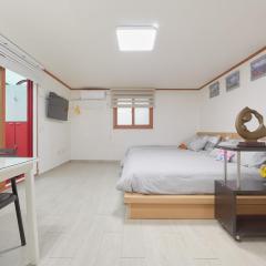 서울 홍대 아지트게스트하우스 홍대입구역 7번출구 넓은공간 사랑스런집