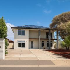 4BR Dual-Living Beach House Walk to Coast