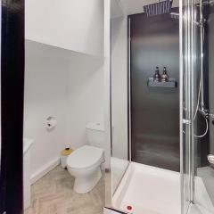 Stylish Modern Studio Near MediaCityUK & Manchester Centre - Free Parking - Sleeps 2 Enjoy