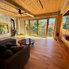 TATEYA VACATION Cozy Spacious Suite by the creek Near Hot Springs