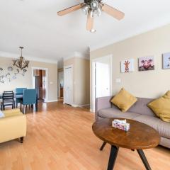 Cozy Stay in Metrotown Steps to SkyTrain