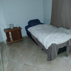 Quarto com ar condicionado tv para uma pessoa