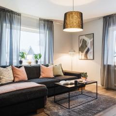 Guestly Homes - 2BR Apartment with Lake View