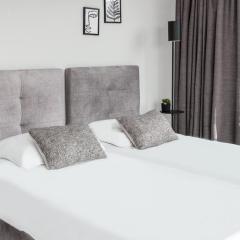 Spacious Suite w AC, City Center