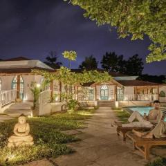 EKOSTAY - Blue Tiffany Villa