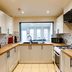 Gloucester City 6 Bed Sleeps 12 Parking and Garden