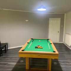 Spacious 4-Bed Bungalow with Games Room & Parking