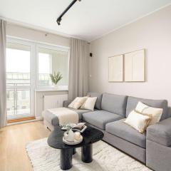 Comfortable Apartment with Parking in Poznań by Noclegi Renters