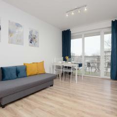 Bright Apartment in Warsaw with Bathtub and Balcony by Noclegi Renters