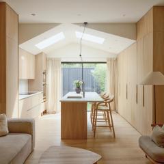 Elegant 4-Bed Townhouse Private Garden Parking