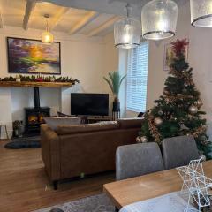 Family Cottage in Llandudno with Parking