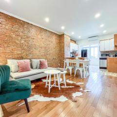 Upscale 2BR Retreat - Parking - 2 Queen Suites