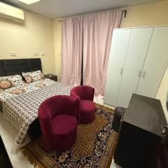Small apartment 10 minutes from Abu Dhabi Airport for Married Couple or Single with parking