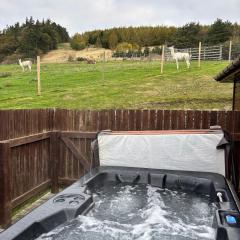 Woodpecker Lodge with Hot Tub