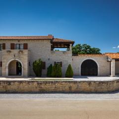 Rustic villa Catarina with pool in Tinjan