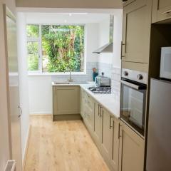 Modern 3 Bedroom Home, 6 beds, Free Parking, 500MBS, Netflix, Near Coventry City Centre & Hospital, Contractors, Families, Apple Air Play