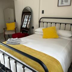 Cozy Garden Cottage for Two