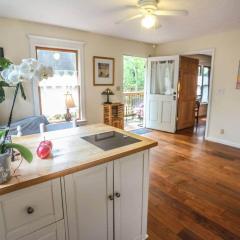 Hidden Gem! Sunny, Relaxing, Two-Room Apartment