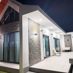 Villa Nataly LUXURY hotel House in Ao Nang Krabi private pool jacuzzi Palm free kitchen from airport