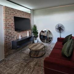 Menlo Park Luxury Free Parking King bed Workstation 3 km to Menlyn Maine