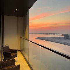 إطلالة بحرية مع بلكونة شاشة سينما 98 إنش 4 غرف