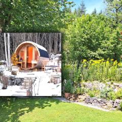 Ferienhaus Lechner am Waldrand mit Sauna, Bergblick und Naturgarten"