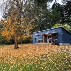 Cozy Cottage- just outside of the city!