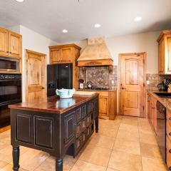 Luxe Townhome: Hot Tub, Theater, Arcade, Sleeps 14