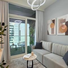 Stunning Canal View 1BR Apartment Burj Khalifa And Dubai Mall 10 Min Walk Ideal for Up to 4 Guests