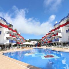 Apartamento com vista para o mar e piscina