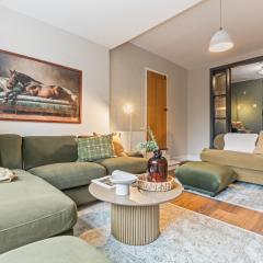 Spacious 4-Bed Cottage with Hot Tub&Parking