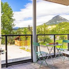 Tranquil 2BR Golden Oasis BBQ, Balcony, MTN Views
